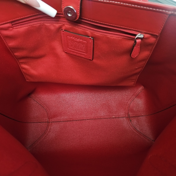 Coach strawberry - Picture 3 of 4